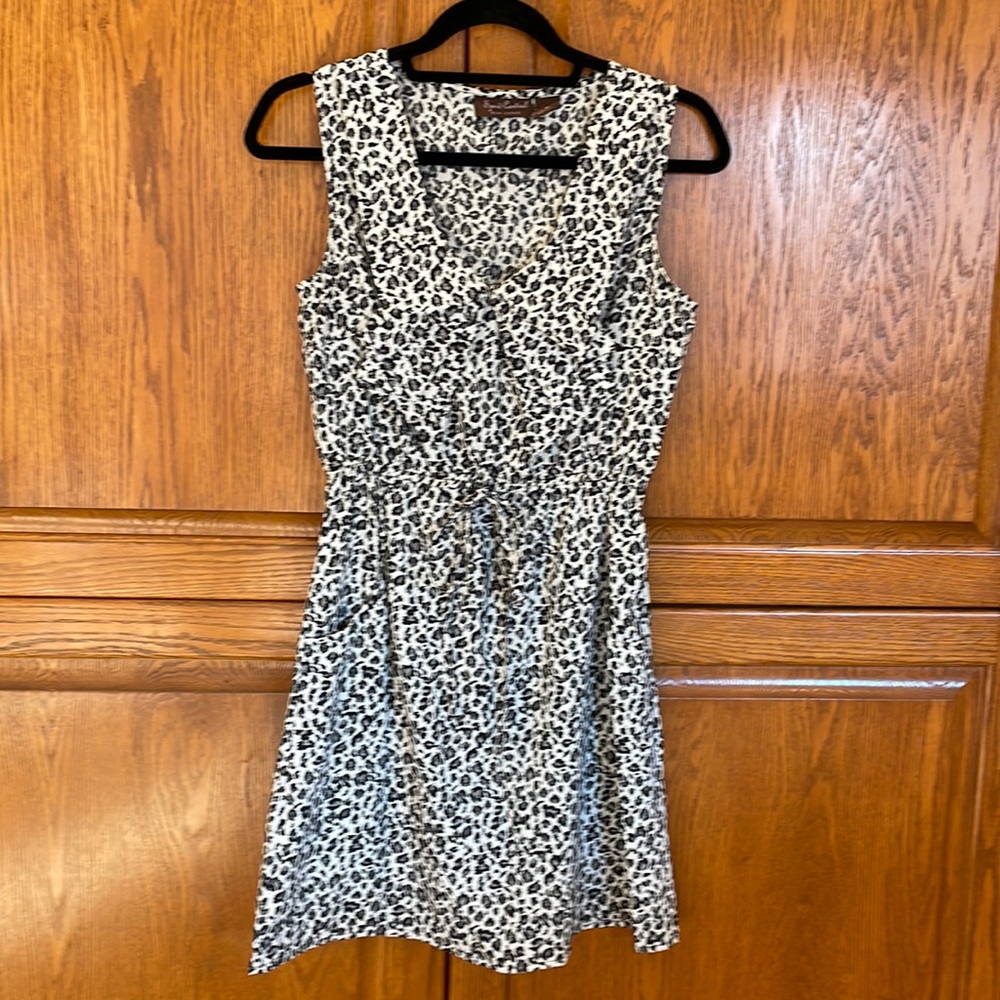 Speed control size M leopard print dress with pockets.